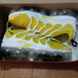 Women's Nike sneakers size 8.5 yellow, black and white